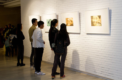 王華祥版畫(huà)展亮相愛(ài)慕美術(shù)館 回溯版畫(huà)之路，呈現(xiàn)藝術(shù)探索